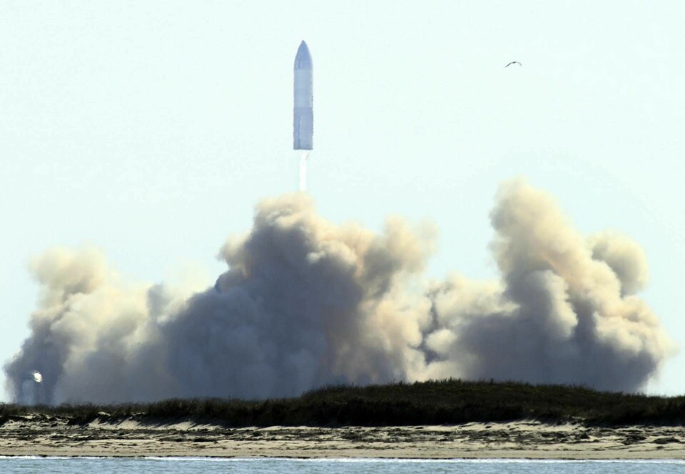 En prototyp av Space X tilltänkta månfarkost Starship, vid en testuppskjutning den 2 februari. Vid landning exploderade den. Arkivbild. Foto: Miguel Roberts/The Brownsville Herald via AP/TT
