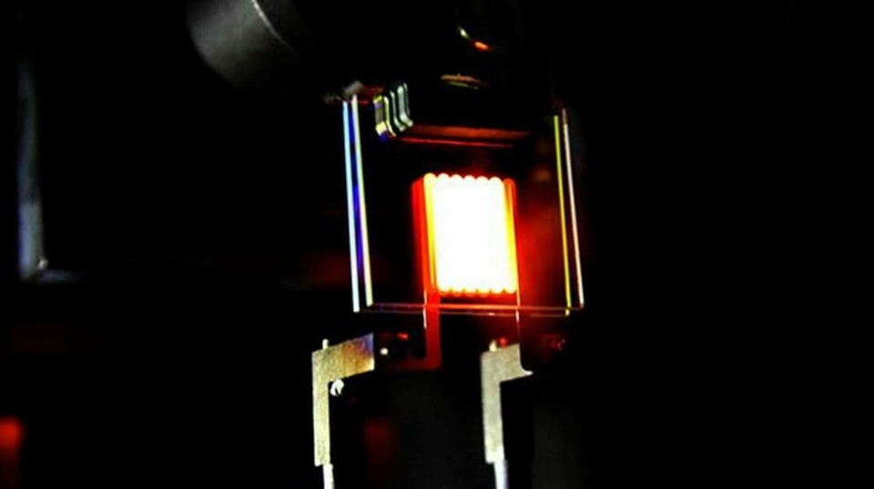 I den nya glödlampan återreflekteras värmestrålningen till glödtråden och 'återanvänds' som synligt ljus. Foto: MiT