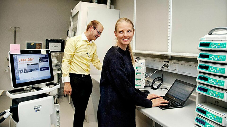 Hanna Kuutmann utför tester på den nya beställningsfunktionen för flödet av medicinteknisk utrustning på nya Karolinska. Simon Huisman syns i bakgrunden. Foto: Jörgen Appelgren