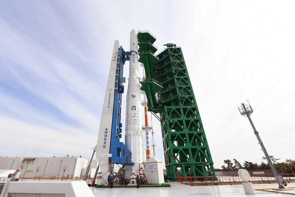 Sydkoreas egentillverkade Nuri-raket står startklar på Naro rymdcenter i Goheung, Sydkorea. Foto: Korea Aerospace Research Institute/Yonhap via AP/TT
