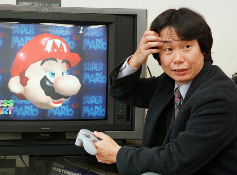 Shigeru Miyamoto, skapare av bland annat Super Mario 64 som han här visar upp, i februari 1997. Foto: AP Photo/Atsushi Tsukada