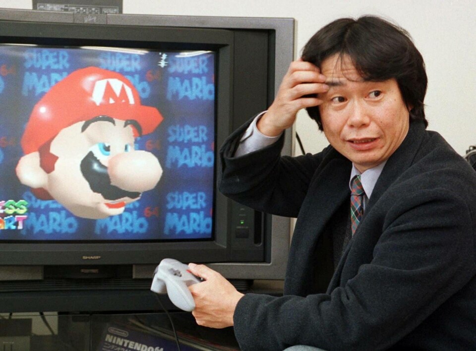 Shigeru Miyamoto, skapare av bland annat Super Mario 64 som han här visar upp, i februari 1997. Foto: AP Photo/Atsushi Tsukada Shigeru Miyamoto, skapare av bland annat Super Mario 64 som han här visar upp, i februari 1997. Foto: AP Photo/Atsushi Tsukada