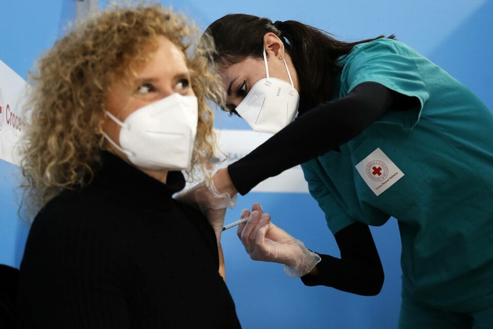 En kvinna får sin vaccinspruta i Fiumicino utanför Rom. Foto: Alessandra Tarantino/AP/TT En kvinna får sin vaccinspruta i Fiumicino utanför Rom. Foto: Alessandra Tarantino/AP/TT