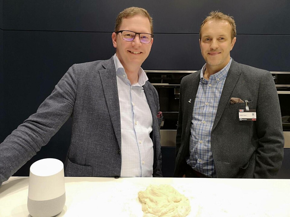 Högtalaren Google Home, David Cronström och Robert Scutt har koll på degen. Högtalaren Google Home, David Cronström och Robert Scutt har koll på degen.