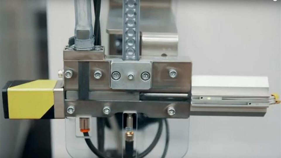 Swedwelds muttermatare känner av om muttern är gängad och av rätt sort. Foto: Skärmdump från Swedwelds pressvideo Swedwelds muttermatare känner av om muttern är gängad och av rätt sort. Foto: Skärmdump från Swedwelds pressvideo
