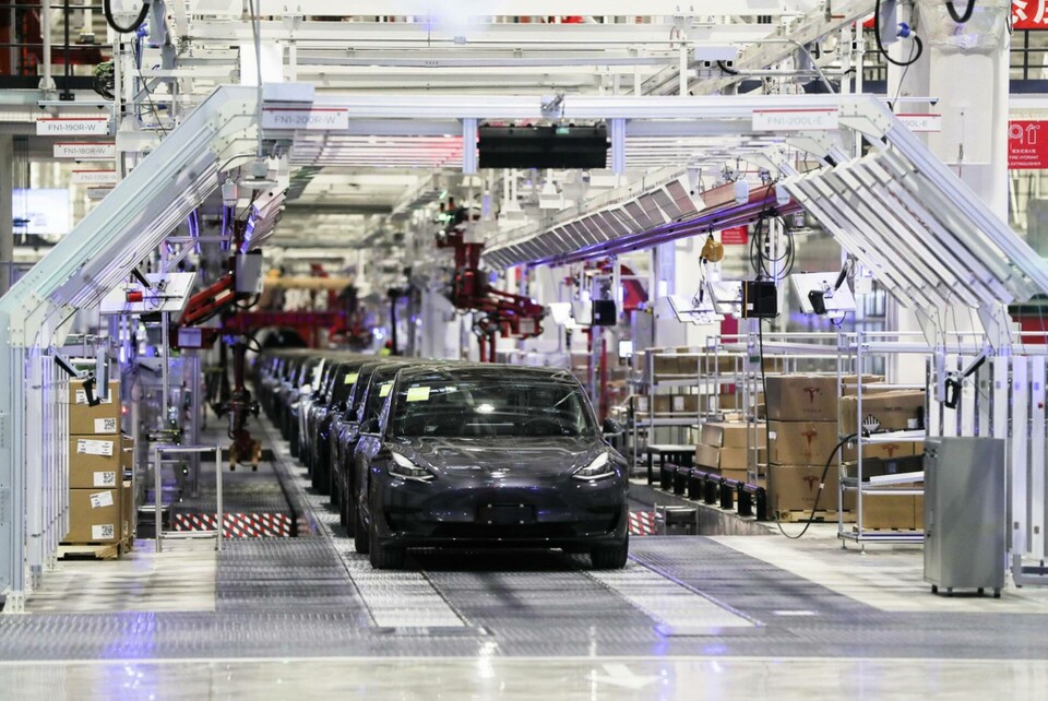 Catls batterier hamnar bland annat i Teslas bilar, som här rullar fram i en fabrik utanför Shanghai. Foto: Ding Ting/Nya Kina/AP/TT Catls batterier hamnar bland annat i Teslas bilar, som här rullar fram i en fabrik utanför Shanghai. Foto: Ding Ting/Nya Kina/AP/TT