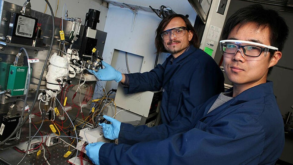 Professor Andrei Fedorov och doktoranden Yuzhe Peng i laboratoriet. Foto: Candler Hobbs, Georgia Tech