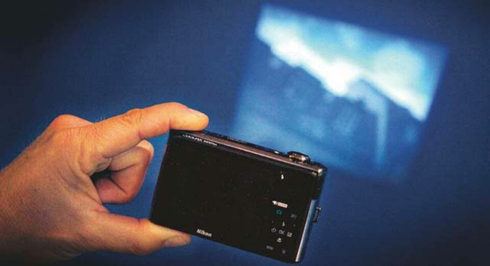 Visa upp dina nytagna bilder direkt på väggen. Nikons S1000PJ har liten inbyggd projektor. Foto: Jörgen Appelgren Visa upp dina nytagna bilder direkt på väggen. Nikons S1000PJ har liten inbyggd projektor. Foto: Jörgen Appelgren