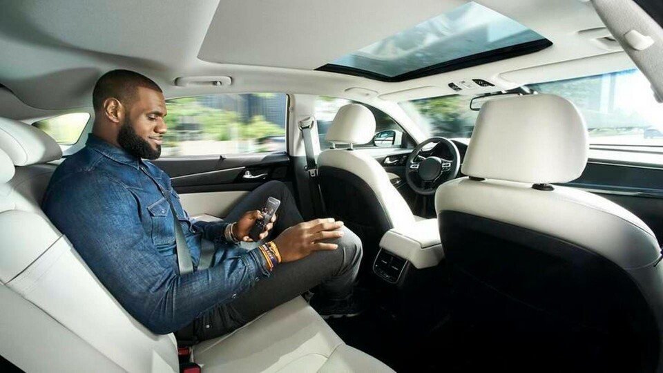 Lebron James i baksätet på en bil som ser ut att köra av sig själv. Foto: Intel Lebron James i baksätet på en bil som ser ut att köra av sig själv. Foto: Intel