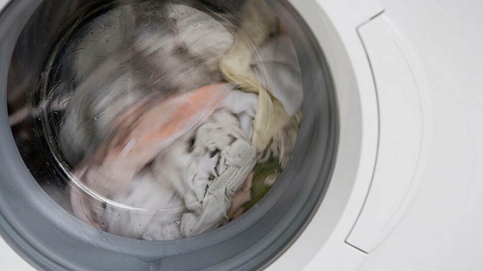 Mikroplaster frigörs bland annat under tvätt. Foto: Alamy Mikroplaster frigörs bland annat under tvätt. Foto: Alamy