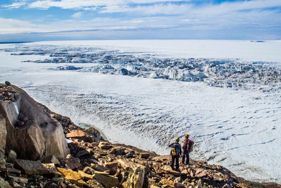 Forskare vid kanten av Mawson glaciären vid Östantarktis. Foto: Richard Jones Forskare vid kanten av Mawson glaciären vid Östantarktis. Foto: Richard Jones