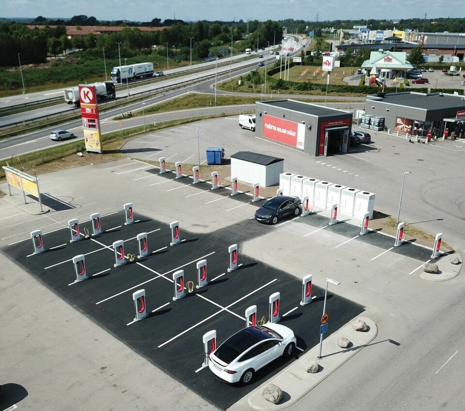 Tesla har öppnat Sveriges största station för snabbladdning av elbilar. Foto: Tesla