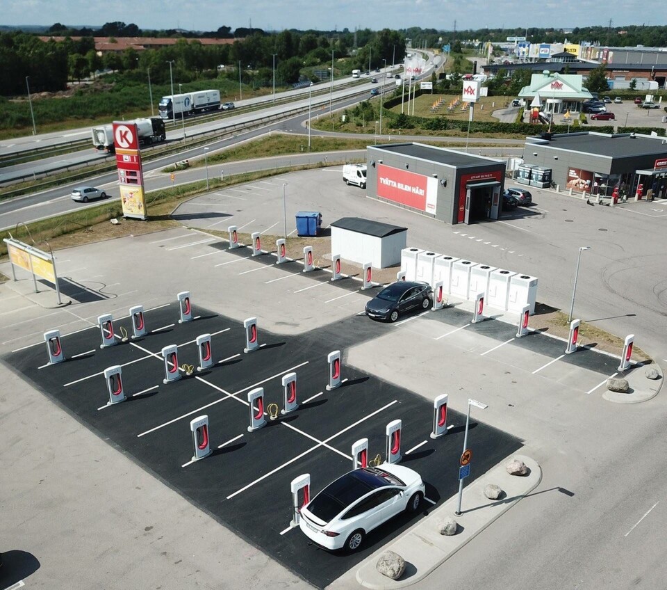 Tesla har öppnat Sveriges största station för snabbladdning av elbilar. Foto: Tesla Tesla har öppnat Sveriges största station för snabbladdning av elbilar. Foto: Tesla