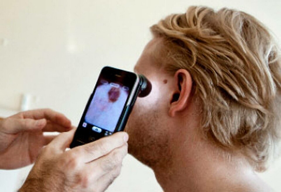 Hudförändringen fotograferas med mobilen och skickas via appen till en hudklinik. Foto: Emelie Asplund Hudförändringen fotograferas med mobilen och skickas via appen till en hudklinik. Foto: Emelie Asplund