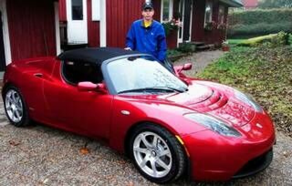Johan Sörliden med sin Tesla Roadster utanför sitt hem i Linköping. Foto: Från familjealbumet