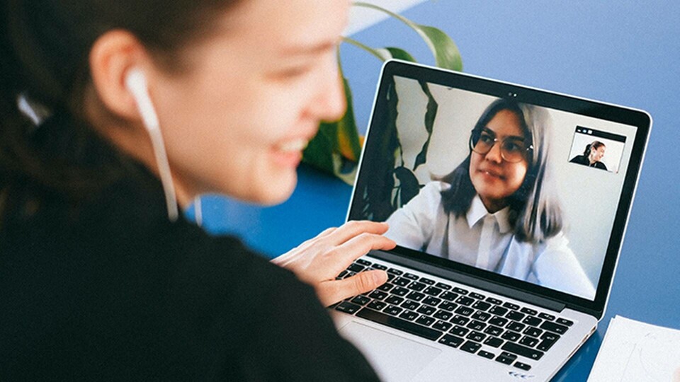 I en enkätstudie har cirka 4000 deltagare fått titta på ett antal skärmdumpar där personer hade olika kroppsspråk under ett videomöte. Foto: Pexels I en enkätstudie har cirka 4000 deltagare fått titta på ett antal skärmdumpar där personer hade olika kroppsspråk under ett videomöte. Foto: Pexels