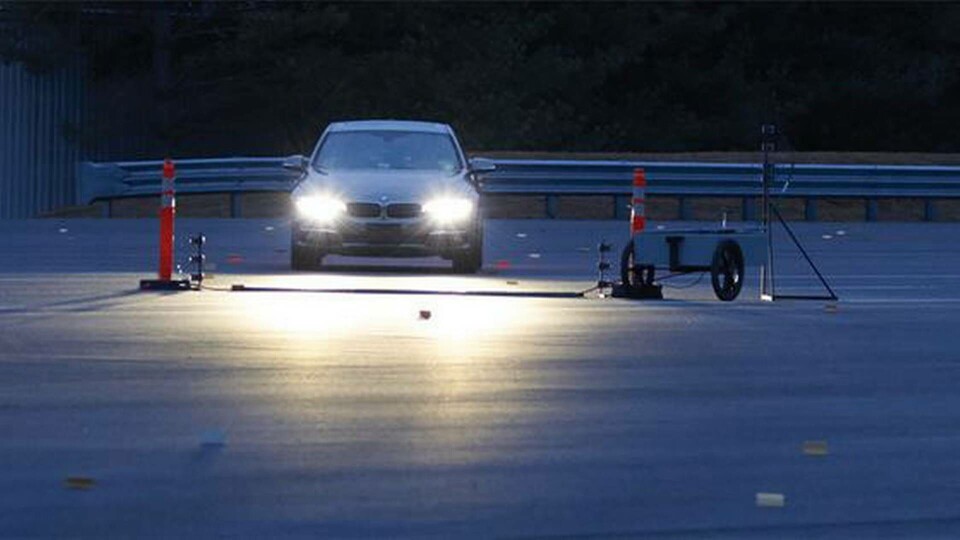 IIHS testar strålkastare i Virginia. Foto: IIHS IIHS testar strålkastare i Virginia. Foto: IIHS