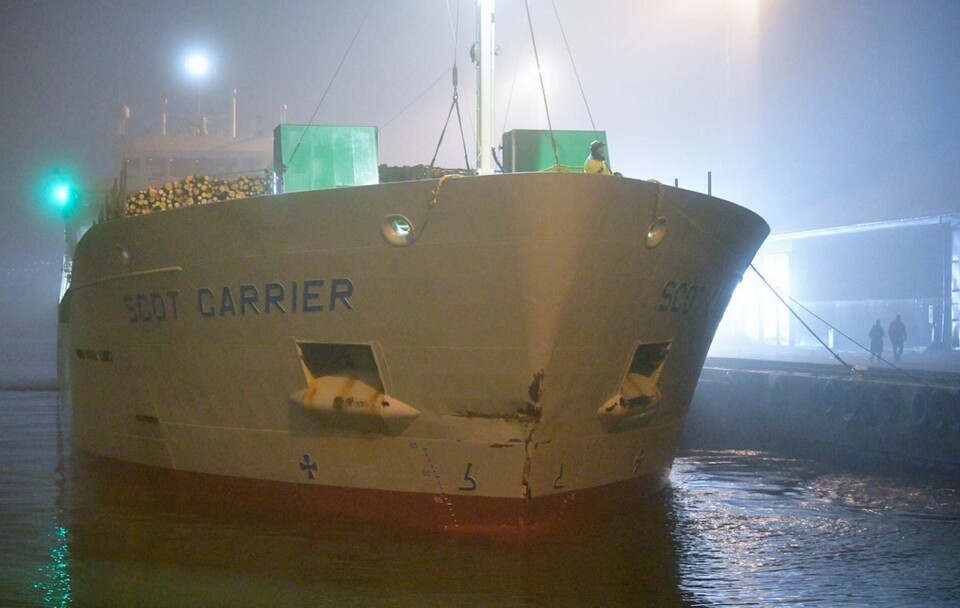 Scot Carrier med skador i fören lägger till i hamnen i Ystad vid 20-tiden på måndagskvällen. Foto: Johan Nilsson/TT Scot Carrier med skador i fören lägger till i hamnen i Ystad vid 20-tiden på måndagskvällen. Foto: Johan Nilsson/TT