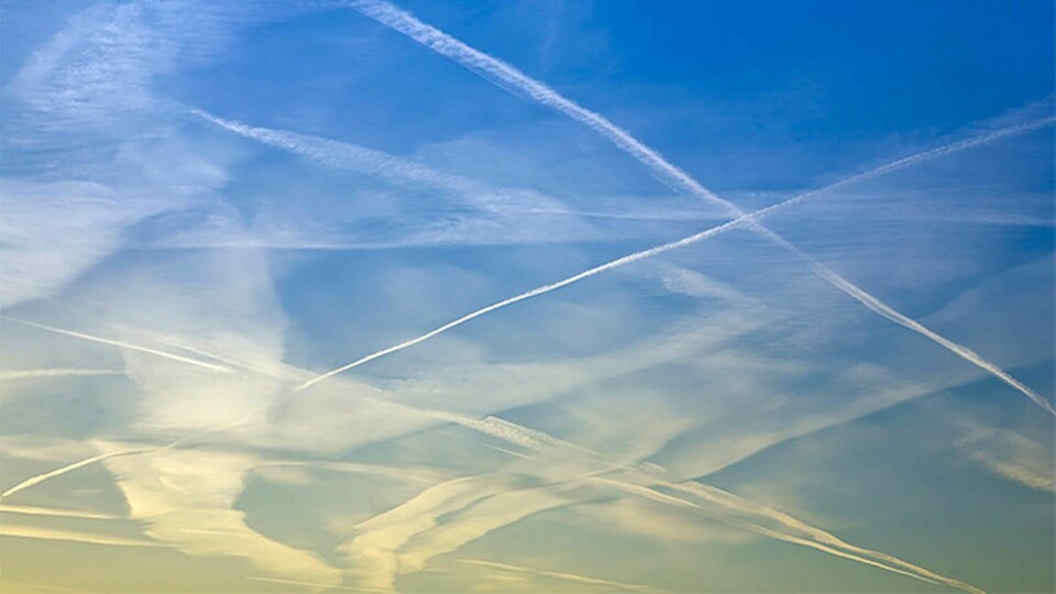 Kondensstrimmor från flygplan – inte chemtrails... Foto: Alamy