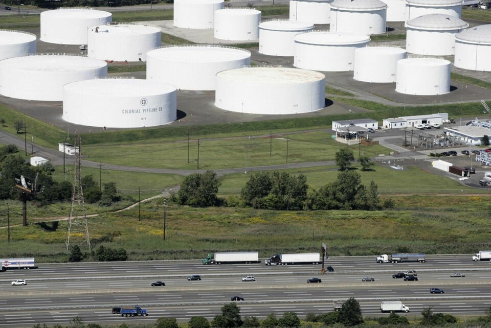 Colonial Pipelines oljeledningar från raffinaderierna i Texas, som står för 45 procent av all bensin, diesel, villaolja och flygfotogen som konsumeras i nordöstra USA, har stängts efter en cyberattack. Arkivbild Foto: Mark Lennihan/AP/TT