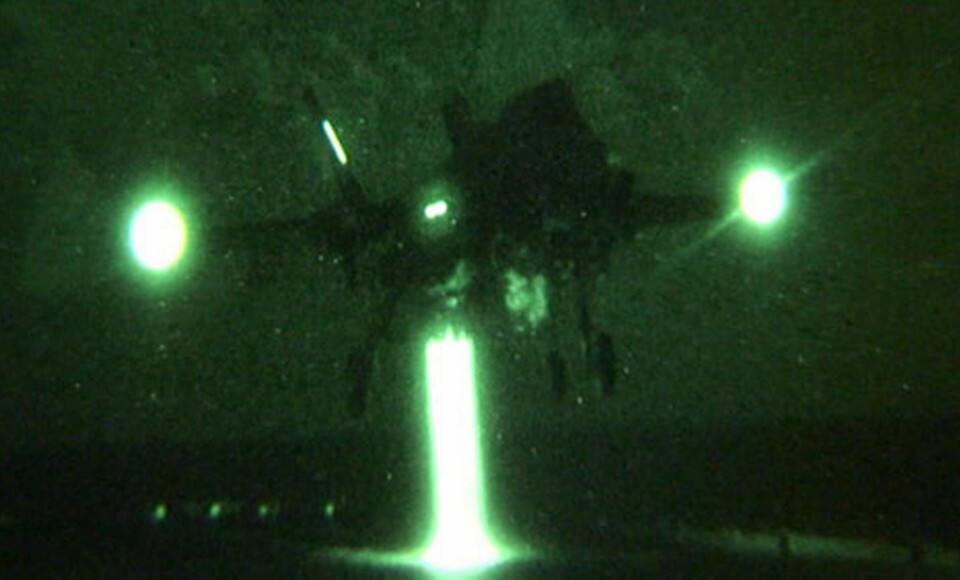 Överstelöjtnant C R Clift genomför den mörsta mörkerlandningen ombord på ett hangarfartyg med en F-35B. Foto: MCSN Michael T Forbes II