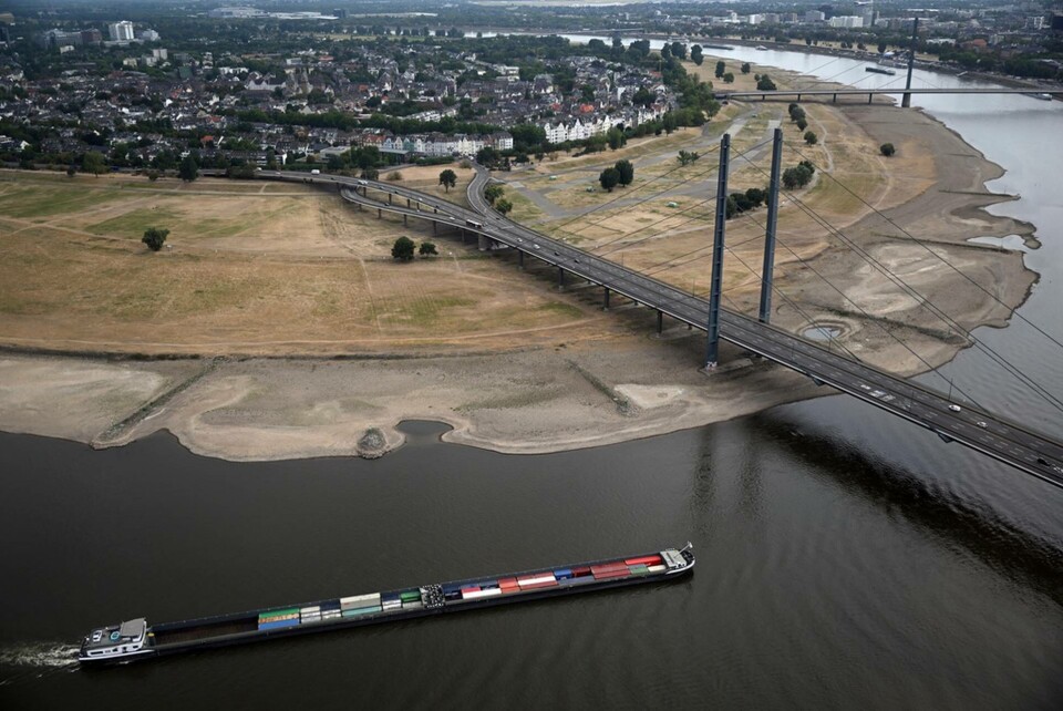 Ett fraktfartyg på Rhen genom Düsseldorf tidigare i veckan. De låga vattennivåerna i floden hotar nu den tyska industriproduktionen. Foto: Federico Gambarini/AP/TT Ett fraktfartyg på Rhen genom Düsseldorf tidigare i veckan. De låga vattennivåerna i floden hotar nu den tyska industriproduktionen. Foto: Federico Gambarini/AP/TT