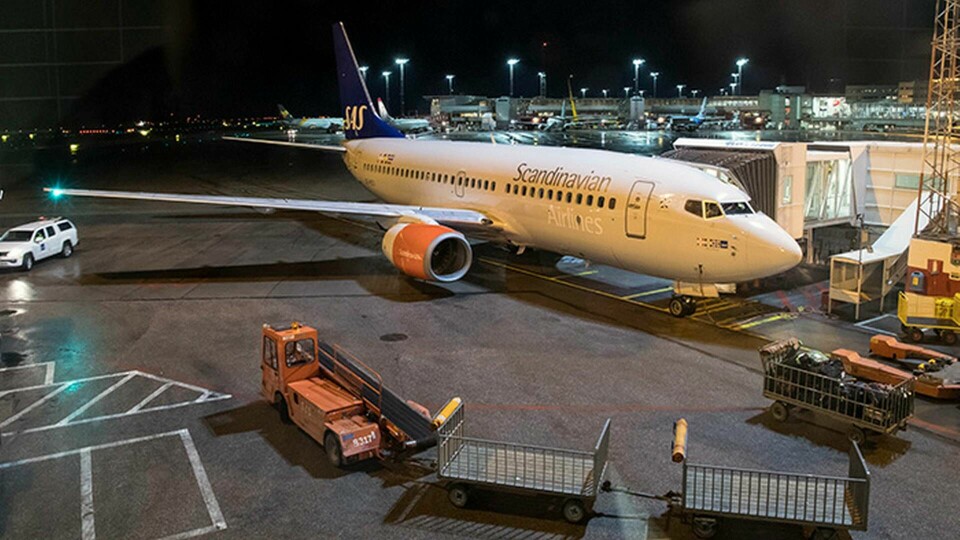 Ett av SAS Boeing 737-700 flygplan parkerat på Terminal 4 på Arlanda flygplats. Foto: Johan Nilsson / TT