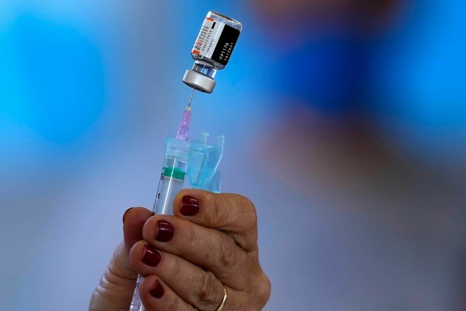 Vaccintillverkaren Pfizer-Biontech inleder en studie av omikronanpassat vaccin. Arkivbild. Foto: Eraldo Peres/AP/TT