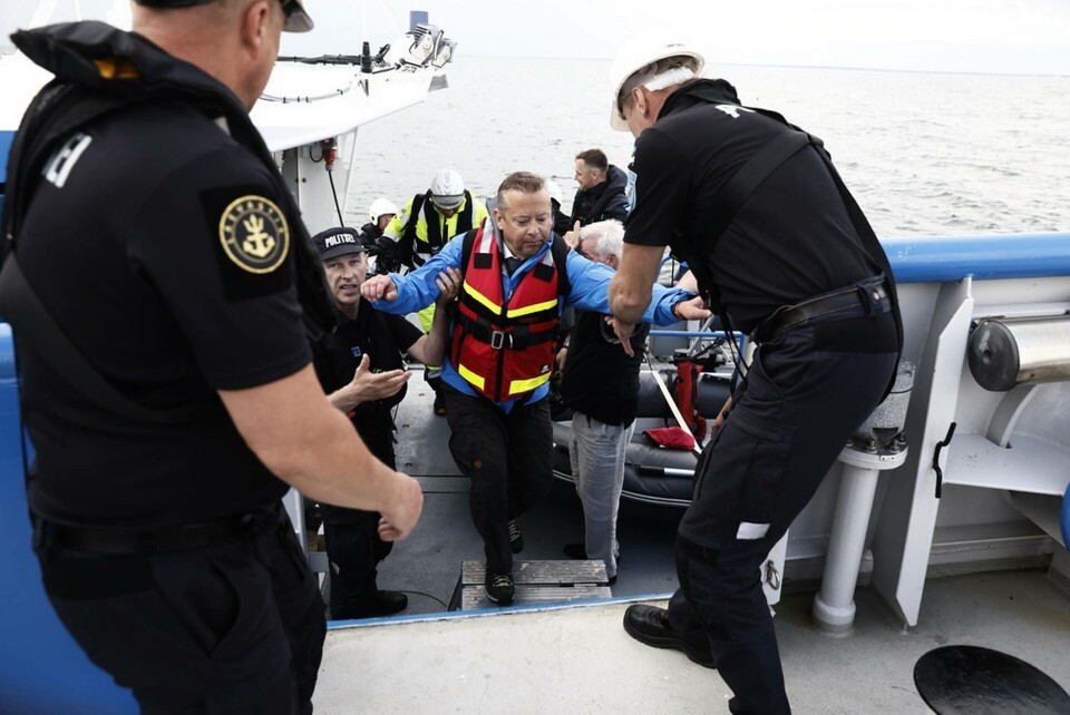 Jonas Bäckstrand, Statens haverikommissions utredningsordförande, i hamnen innan avgång med båt för att påbörja undersökningen av fartyget Estonia. Foto: Stefan Jerrevång/TT Jonas Bäckstrand, Statens haverikommissions utredningsordförande, i hamnen innan avgång med båt för att påbörja undersökningen av fartyget Estonia. Foto: Stefan Jerrevång/TT