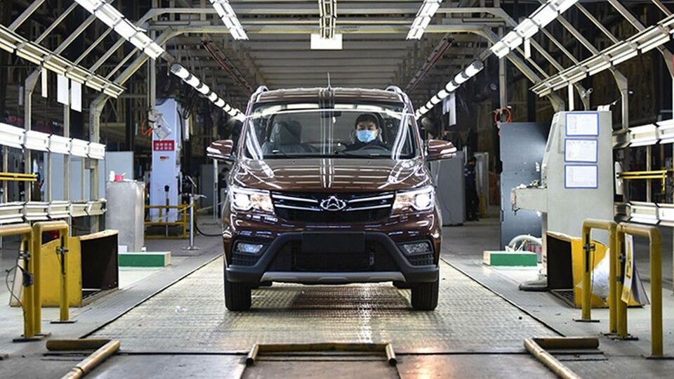 En anställd kör ut en nyproducerad bil i Chang'an Automobile i Dingzhou, norra Kina. Foto: Chine Nouvelle / Sipa / Shutterstock En anställd kör ut en nyproducerad bil i Chang'an Automobile i Dingzhou, norra Kina. Foto: Chine Nouvelle / Sipa / Shutterstock