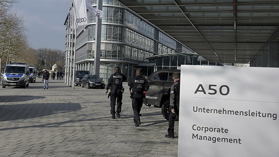 Polisbilar utanför Audis kontor i Ingolstadt, Tyskland när utredare i början av februari genomsökte lokalerna i jakt på bevis i dieselskandalen. Foto: Stefan Puchner / dpa via AP / TT Polisbilar utanför Audis kontor i Ingolstadt, Tyskland när utredare i början av februari genomsökte lokalerna i jakt på bevis i dieselskandalen. Foto: Stefan Puchner / dpa via AP / TT