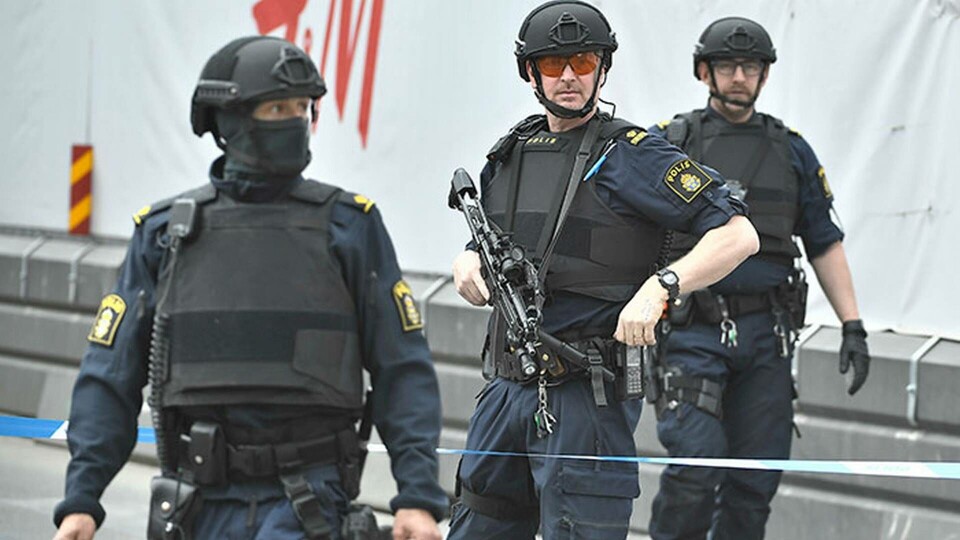 Avspärrningar och poliser vid platsen för dådet. Foto: Claudio Bresciani/TT Avspärrningar och poliser vid platsen för dådet. Foto: Claudio Bresciani/TT