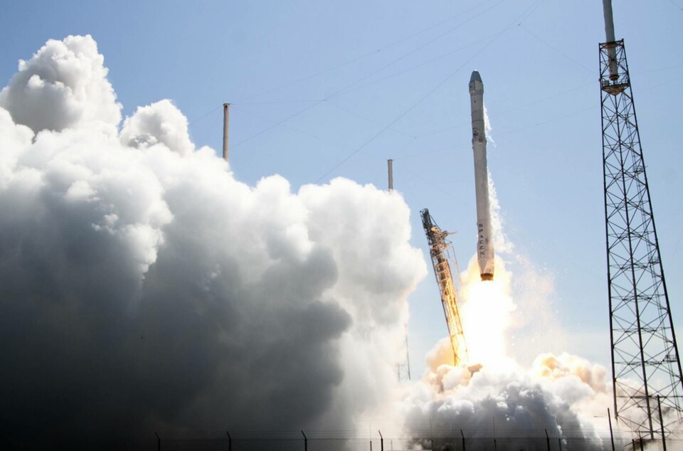 En Space X-raket skjuts upp 2015. Raketen på bilden är inte den som tros kraschlanda på månen i mars månad. Foto: John Raoux/AP/TT En Space X-raket skjuts upp 2015. Raketen på bilden är inte den som tros kraschlanda på månen i mars månad. Foto: John Raoux/AP/TT