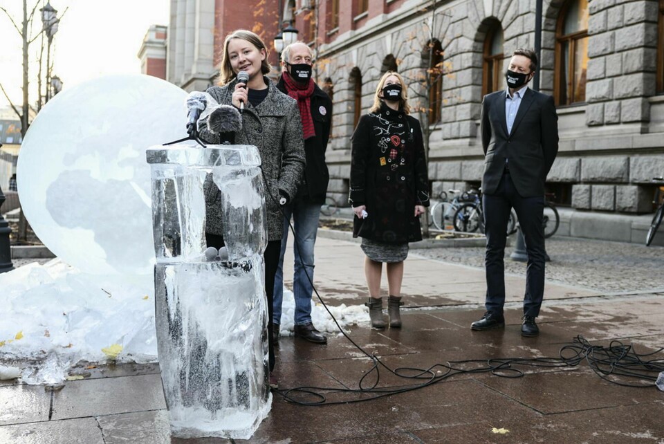 Therese Hugstmyr Woie från Natur og Ungdom talar utanför Högsta domstolen i samband med förhandlingen i november. Foto: Ørn E Borgen/NTB/TT