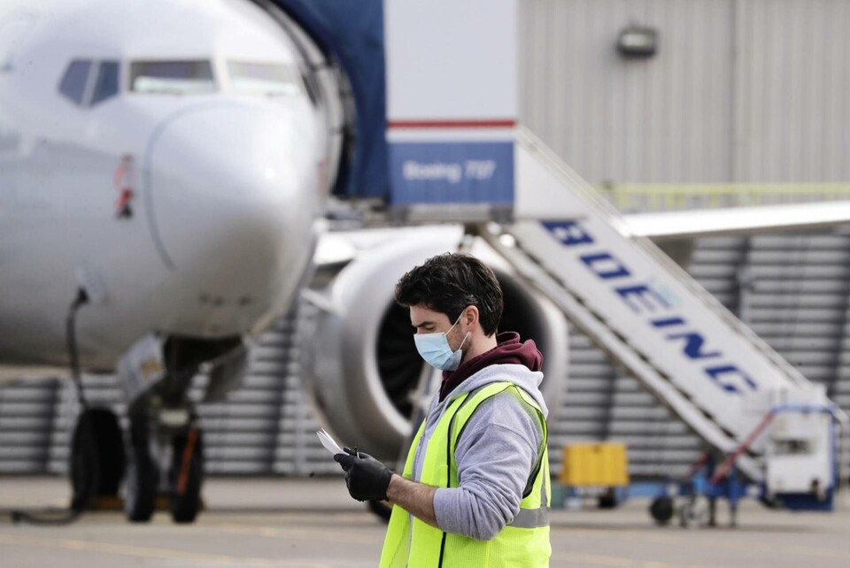 Flygplanstillverkaren Boeings modell 737 Max har varit belagd med flygförbud sedan mars 2019. Nu bedömer EASA att Max-planen kan vara i trafik igen före årsskiftet. Arkivbild. Foto: Elaine Thompson/AP/TT Flygplanstillverkaren Boeings modell 737 Max har varit belagd med flygförbud sedan mars 2019. Nu bedömer EASA att Max-planen kan vara i trafik igen före årsskiftet. Arkivbild. Foto: Elaine Thompson/AP/TT