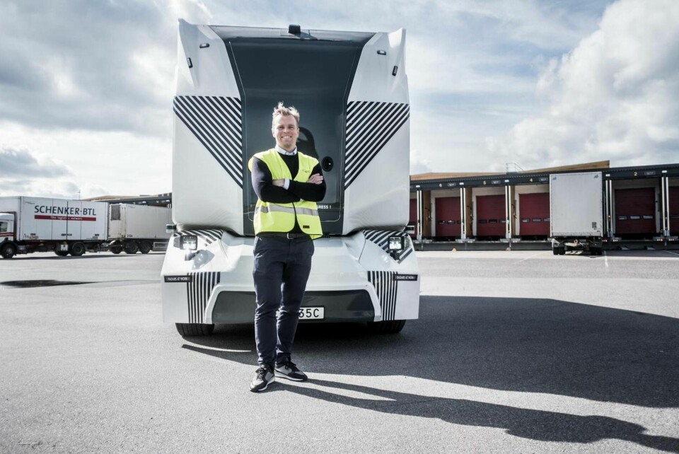 Einrides vd Robert Falck visar upp den autonoma lastbilen T-Pod. Foto: Magnus Hjalmarson Neideman/SvD/TT