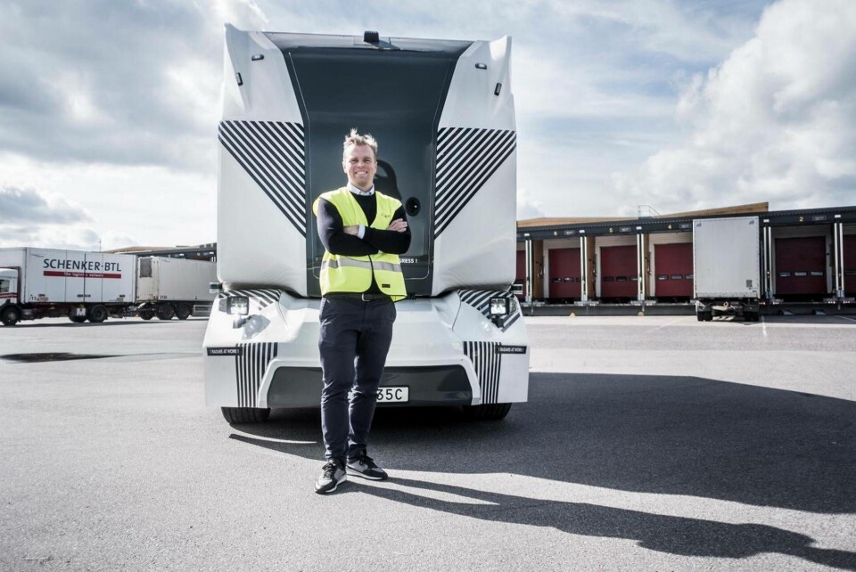 Einrides vd Robert Falck visar upp den autonoma lastbilen T-Pod. Foto: Magnus Hjalmarson Neideman/SvD/TT Einrides vd Robert Falck visar upp den autonoma lastbilen T-Pod. Foto: Magnus Hjalmarson Neideman/SvD/TT