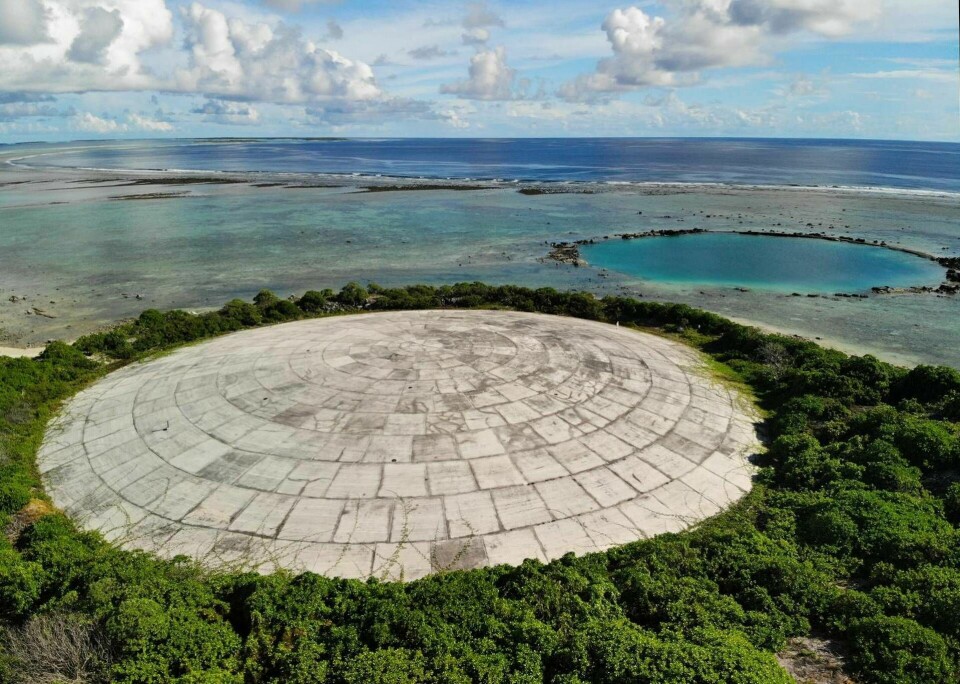 Här på Marshallöarna förvaras enorma mängder kärnavfall. I takt med att havet stiger riskerar graven att brytas sönder. Som i sin tur skulle göra att radioaktiva ämnen sprids i havet. Foto: Carolyn Cole