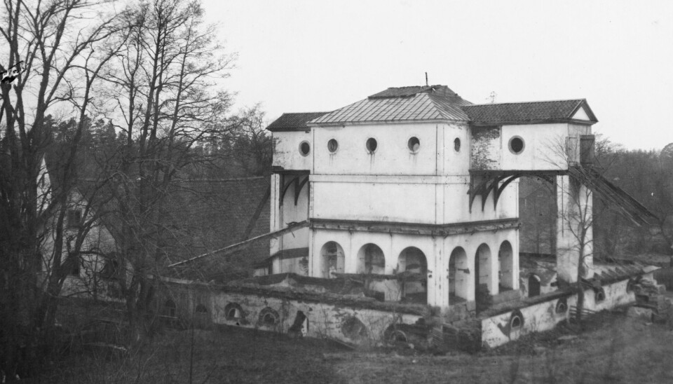 Masugnen vid Vällnora bruk, utanför Knutsby i Uppland, uppfördes 1858 i nyempir, samma stil som brukets herrgård. Troligen har även den ritats av herrgårdsarkitekten Axel Nyström. Foto: TEKNISKA MUSEET Masugnen vid Vällnora bruk, utanför Knutsby i Uppland, uppfördes 1858 i nyempir, samma stil som brukets herrgård. Troligen har även den ritats av herrgårdsarkitekten Axel Nyström. Foto: TEKNISKA MUSEET