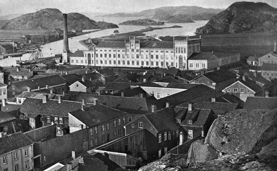 Kampenhof bommullsspinneri. När Uddevalla byggts upp igen efter stadsbranden 1906 blev bomullsspinneriet Kampenhof, ritat av Adolf Edelsvärd, kronan på verket. Det stod klart 1858 och ansågs som Sveriges vackraste fabrik. Foto: BOHUSLÄNS MUSEUM Kampenhof bommullsspinneri. När Uddevalla byggts upp igen efter stadsbranden 1906 blev bomullsspinneriet Kampenhof, ritat av Adolf Edelsvärd, kronan på verket. Det stod klart 1858 och ansågs som Sveriges vackraste fabrik. Foto: BOHUSLÄNS MUSEUM