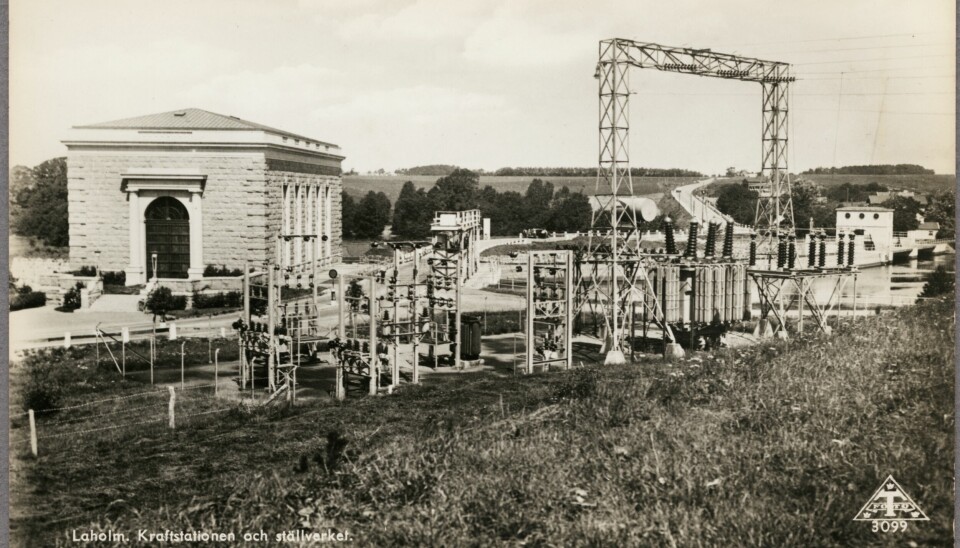 Laholms kraftstation i granit med sin åtta meter höga port, flankerad av ”toskanska kolonner”, ritades av Arnold Salomon-Sörensen och togs i drift 1932. Foto: CARL ALFRED TRÄFF/JÄRNVÄGSMUSEET