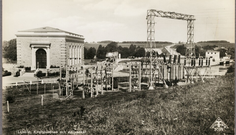 Laholms kraftstation i granit med sin åtta meter höga port, flankerad av ”toskanska kolonner”, ritades av Arnold Salomon-Sörensen och togs i drift 1932. Foto: CARL ALFRED TRÄFF/JÄRNVÄGSMUSEET Laholms kraftstation i granit med sin åtta meter höga port, flankerad av ”toskanska kolonner”, ritades av Arnold Salomon-Sörensen och togs i drift 1932. Foto: CARL ALFRED TRÄFF/JÄRNVÄGSMUSEET