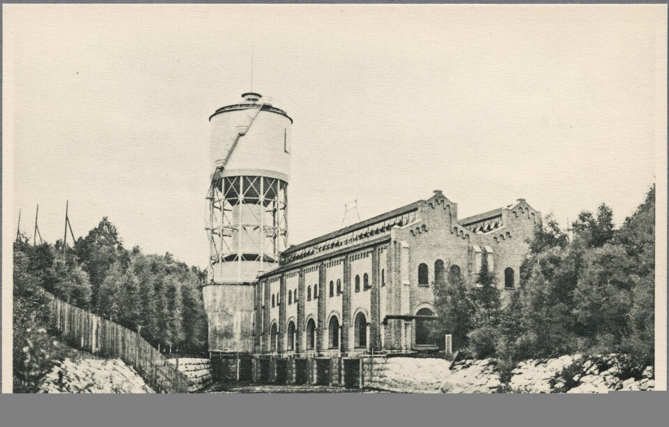Ljungaverks kraftstation i Medelpad, en katedral med klocktornet utbytt mot ett så kallat svalltorn – vilket utjämnar trycket i de rör som för över vatten från forsen till turbinerna. Foto: JÄRNVÄGSMUSEET Ljungaverks kraftstation i Medelpad, en katedral med klocktornet utbytt mot ett så kallat svalltorn – vilket utjämnar trycket i de rör som för över vatten från forsen till turbinerna. Foto: JÄRNVÄGSMUSEET