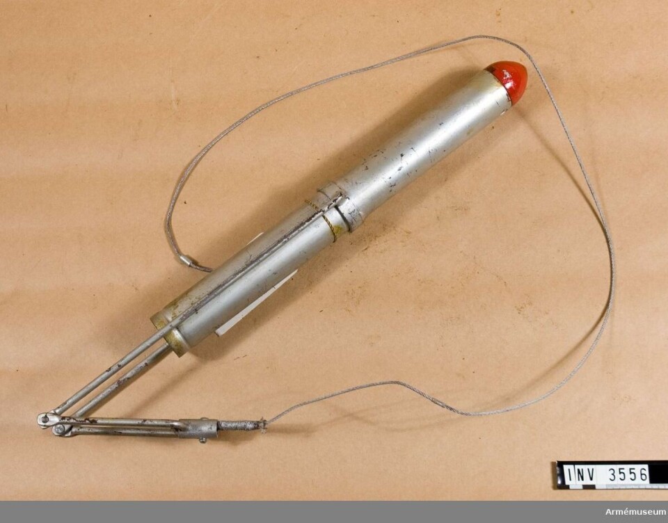 Svensk raket till en ”provisorisk minröjningsorm” från 1950-talet, som är väldigt lik utrustningen till Sanders raketpistol. Foto: ARMÉMUSEUM Svensk raket till en ”provisorisk minröjningsorm” från 1950-talet, som är väldigt lik utrustningen till Sanders raketpistol. Foto: ARMÉMUSEUM