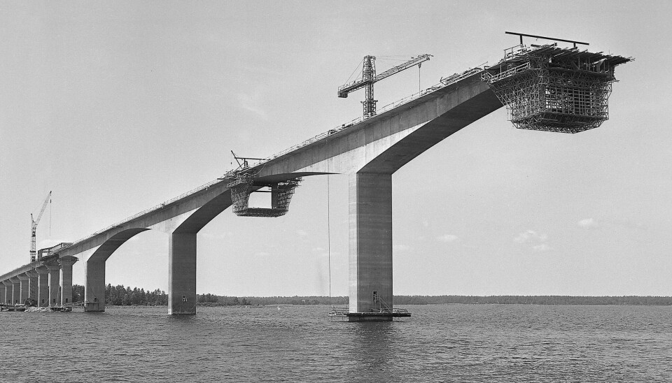 Konstruktionen av Ölandsbron byggde på erfarenheter från flera andra broar, som Alnöbron utanför Sundsvall – som var Sveriges längsta bro fram tills förbindelsen i Kalmarsund stod klar. Den tidens broar liknade ofta varandra. Foto: ÅKE HÅKANSSON/AFTONBLADET/TT
