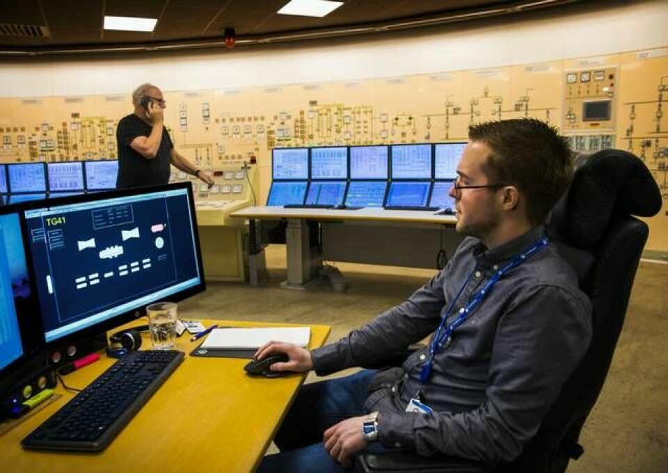 I Ringhals kärnkraftverk finns digitala tvillingar för en del av processen. Anton Lundin visar tvillingens värden i kontrollrummet på Ringhals 4. I bakgrunden syns turbinoperatör Anders Eskhagen. Foto: Sören Håkanlind