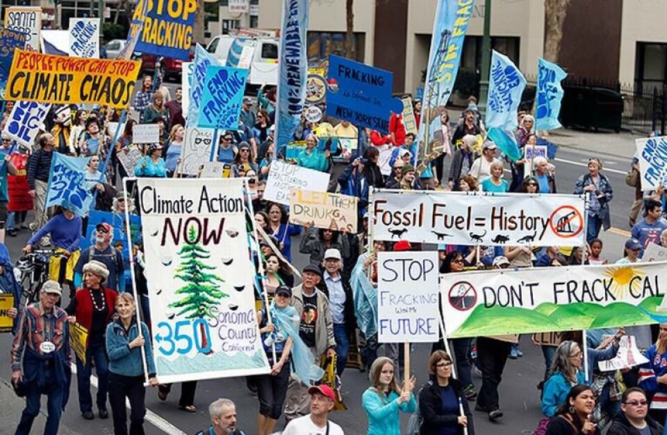 Tusentals demonstrander går i March for real climate leadership against hydrofracking i Kalifornien. I Danmark har nu den omstridda metoden stoppats sedan borrbolaget använt en icke godkänd kemikalie. Foto: TT Tusentals demonstrander går i March for real climate leadership against hydrofracking i Kalifornien. I Danmark har nu den omstridda metoden stoppats sedan borrbolaget använt en icke godkänd kemikalie. Foto: TT