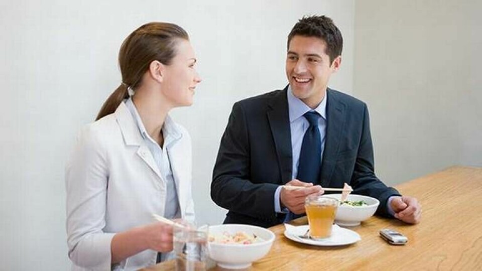 ”Det är väldigt trevligt att gå ut och äta med sin personal. Det är ett sätt att visa engagemang och intresse och bygga upp en relation”, tipsar karriärexperten. Foto: All Over Press