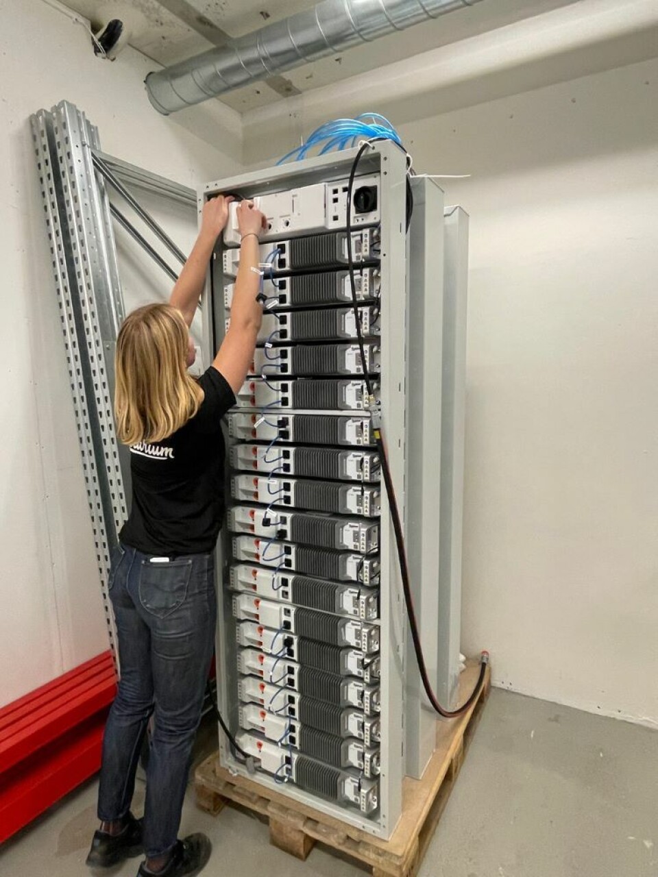 Så här ser batterimodulerna ut som ska installeras på Telias nätstationer. Än så länge står de i Polariums labb i Kista. Foto: Polarium Så här ser batterimodulerna ut som ska installeras på Telias nätstationer. Än så länge står de i Polariums labb i Kista. Foto: Polarium