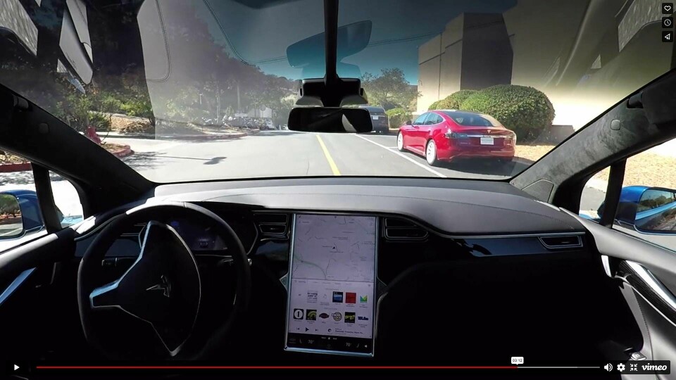 Skärmdump från videon som en Teslaingenjör menar är iscensatt. Foto: Tesla